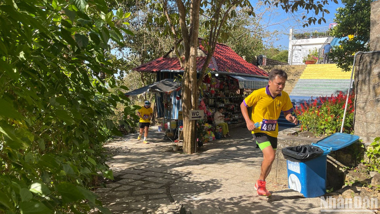 Các vận động viên đang leo núi. Các vận động viên đang leo núi.