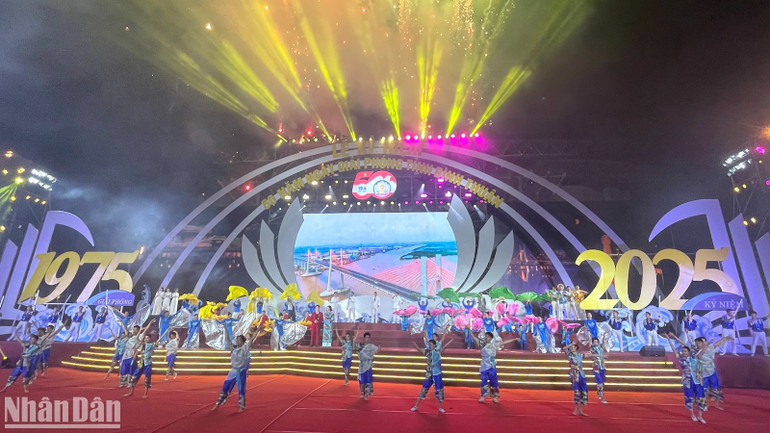 Màn biểu diễn văn nghệ rực rỡ trong buổi lễ.