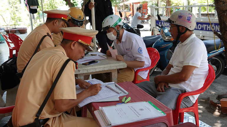Xử lý học sinh vi phạm giao thông.