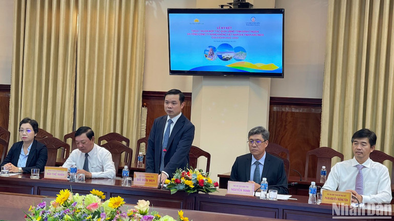 Chủ tịch Ủy ban nhân dân tỉnh Bình Thuận phát biểu. Chủ tịch Ủy ban nhân dân tỉnh Bình Thuận phát biểu.