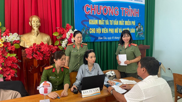 Chương trình phối hợp với các y, bác sĩ Bệnh viện mắt Bình Thuận tổ chức khám mắt. Chương trình phối hợp với các y, bác sĩ Bệnh viện mắt Bình Thuận tổ chức khám mắt.