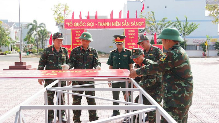 Bộ đội đang làm cổng trại.