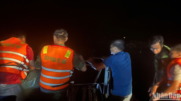 Lực lượng Bộ đội Biên phòng cứu vớt người trên tàu cá BTh 97877 chìm ngoài khơi đảo Phú Quý. Lực lượng Bộ đội Biên phòng cứu vớt người trên tàu cá BTh 97877 chìm ngoài khơi đảo Phú Quý.