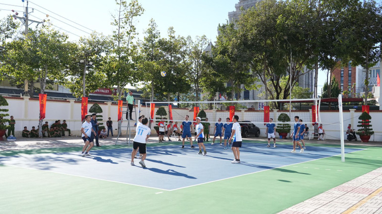 Các đội thi đánh bóng chuyền.