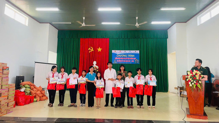 Tặng học bổng cho các em học sinh vượt khó. Tặng học bổng cho các em học sinh vượt khó.