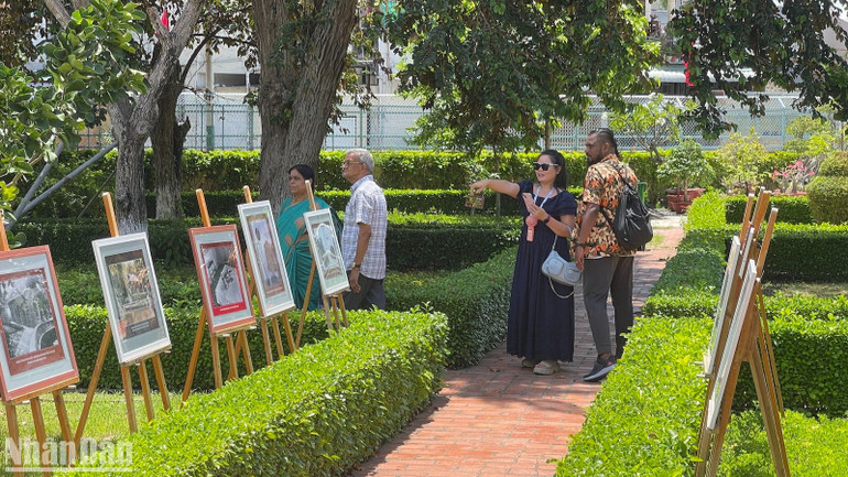 Du khách nước ngoài tham quan tìm hiểu Bác Hồ trong ngày 19/5.