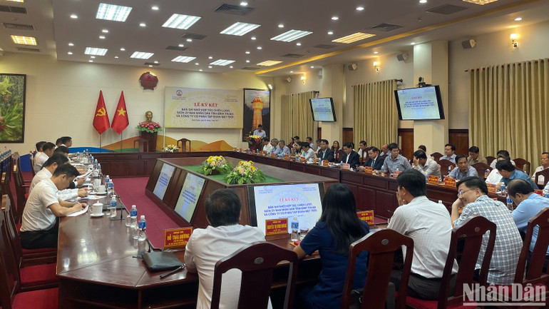 Các đại biểu lắng nghe báo cáo biên bản hợp tác.