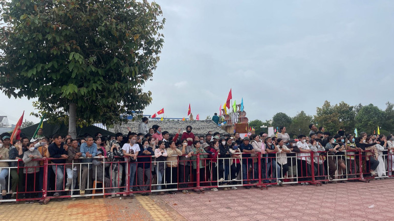 Nhiều người thân đến tiễn tân binh.