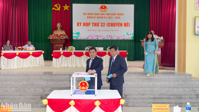 Các đại biểu bỏ phiếu kín bầu Chủ tịch Ủy ban nhân dân tỉnh.