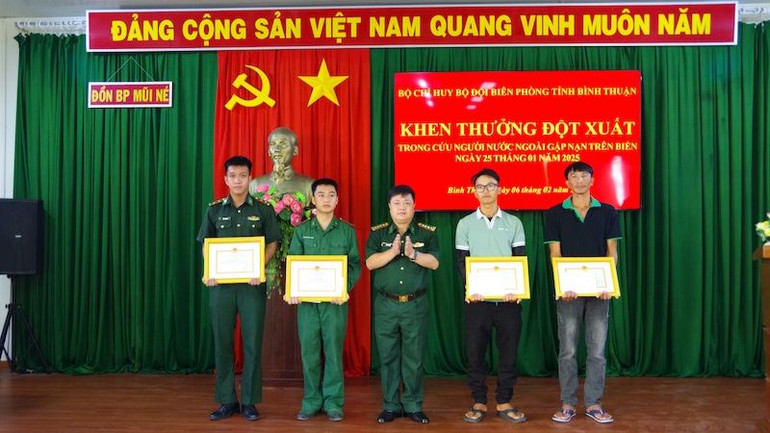 Đại tá Đinh Văn Bộ, Phó Chính ủy Bộ đội Biên phòng tỉnh Bình Thuận trao giấy khen cho các cá nhân trực tiếp tham gia cứu nạn du khách nước ngoài bị trôi dạt trên vùng biển Mũi Né vào đêm 25/01/2025. Đại tá Đinh Văn Bộ, Phó Chính ủy Bộ đội Biên phòng tỉnh Bình Thuận trao giấy khen cho các cá nhân trực tiếp tham gia cứu nạn du khách nước ngoài bị trôi dạt trên vùng biển Mũi Né vào đêm 25/01/2025.