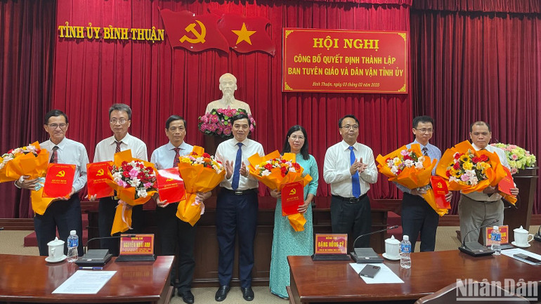 Đồng chí Nguyễn Hoài Anh, Bí thư Tỉnh ủy Bình Thuận; đồng chí Đặng Hồng Sỹ, Phó Bí thư Thường trực Tỉnh ủy Bình Thuận tặng hoa chúc mừng.