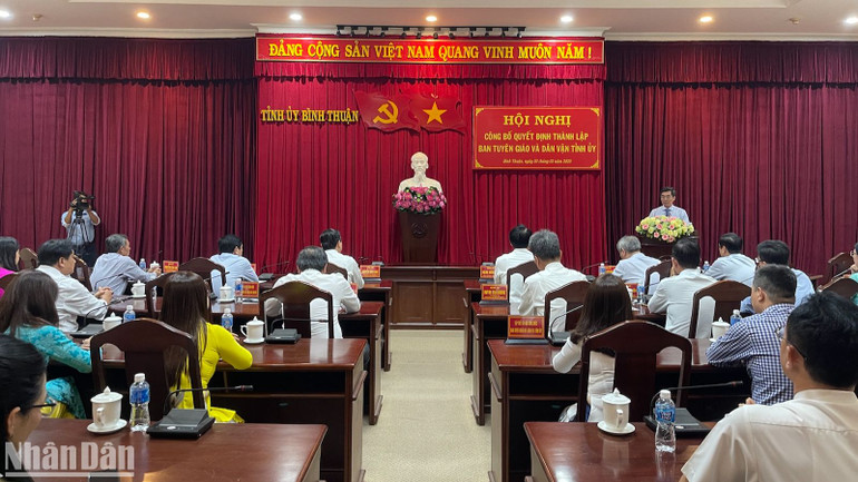 Đồng chí Trần Hữu Thành, Phó Trưởng ban Tổ chức Tỉnh ủy đọc Quyết định thành lập Ban Tuyên giáo và Dân vận Tỉnh ủy.