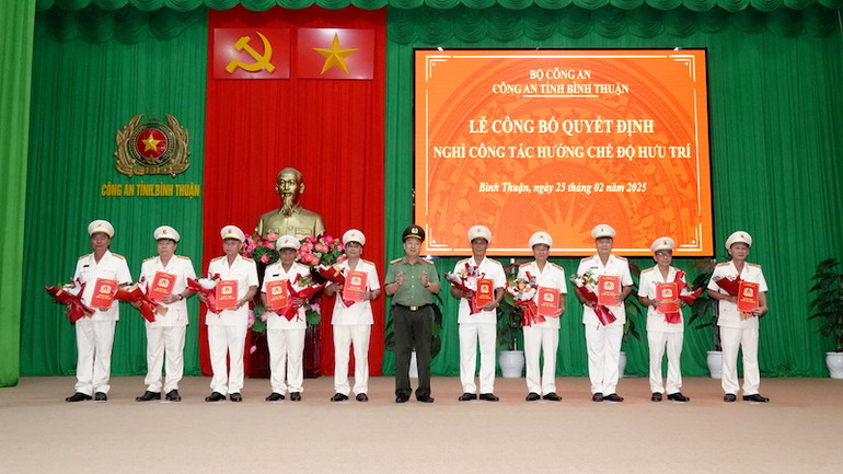 Đại tá Trần Văn Mười, Phó Bí thư Đảng ủy, Phó Giám đốc Công an tỉnh trao quyết định cho các đồng chí nghỉ hưu.