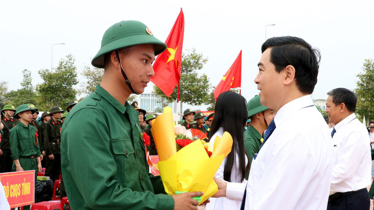 Đồng chí Nguyễn Hoài Anh, Bí thư Tỉnh tặng hoa cho tân binh.