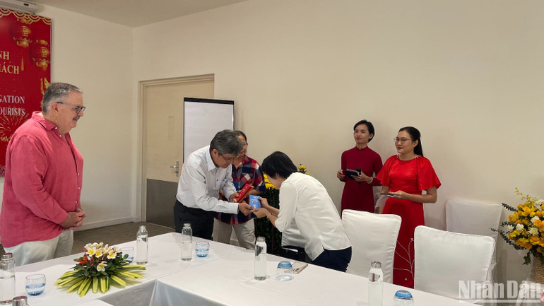 Ông Nguyễn Minh lì xì cho nhân viên. Ông Nguyễn Minh lì xì cho nhân viên.