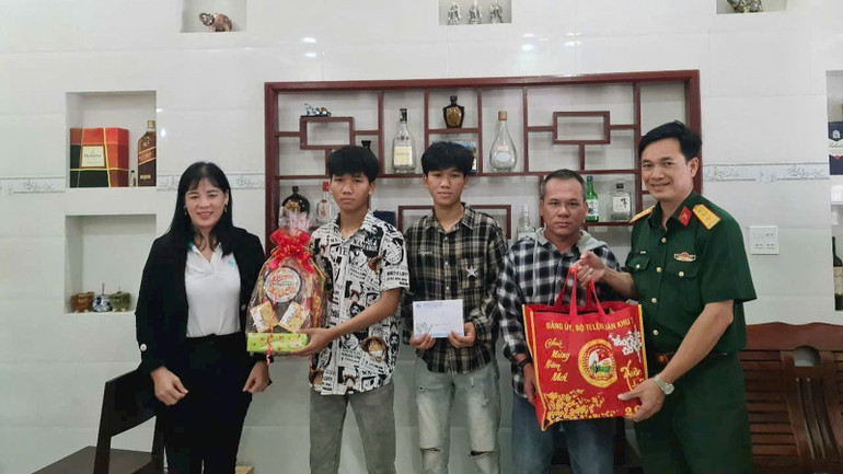 Hai em sinh đôi Nguyễn Bảo Việt và Nguyễn Bảo Nam (huyện Phú Quý) viết đơn tình nguyện nhập ngũ.