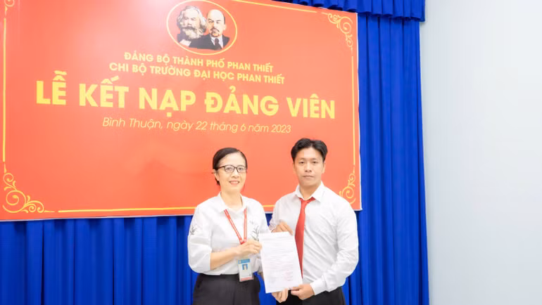 Thanh niên Trần Quốc Tình (23 tuổi, ngụ phường Phú Trinh, thành phố Phan Thiết) trong lễ kết nạp Đảng viên.