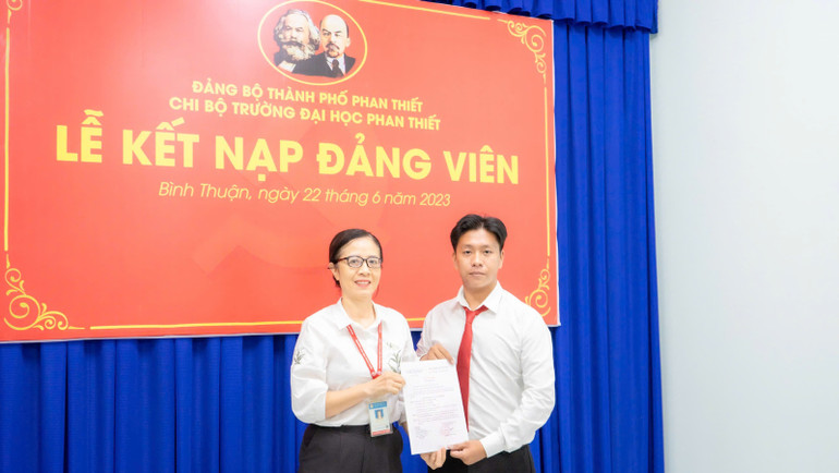 Thanh niên Trần Quốc Tình (23 tuổi, ngụ phường Phú Trinh, thành phố Phan Thiết) trong lễ kết nạp Đảng viên.