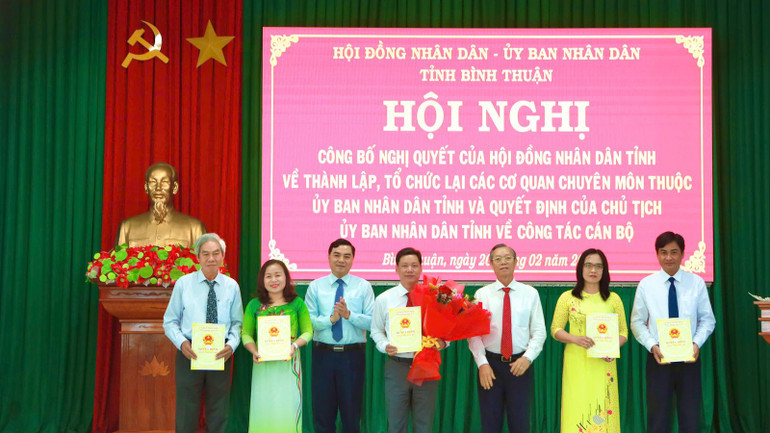 Trao quyết định các cán bộ.