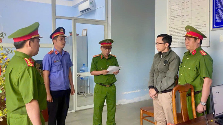 Cơ quan Công an bắt tạm giam thầy giáo Hải.