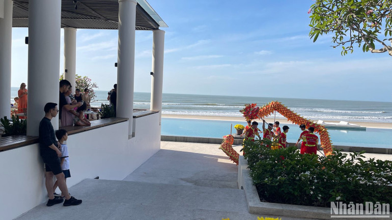 Du khách xem trình diễn múa lân. Du khách xem trình diễn múa lân.