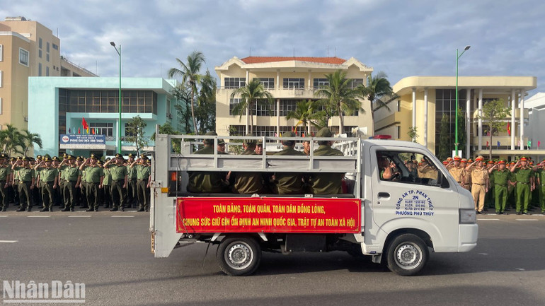 Công an xã thực sự gần dân, sát dân, gắn bó máu thịt với nhân dân.