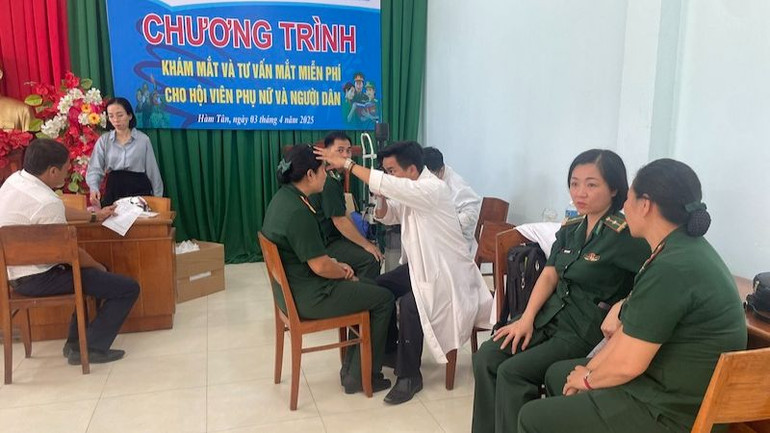 Tổ chức khám mắt, tư vấn về mắt cho 200 hội viên, phụ nữ và người dân. Tổ chức khám mắt, tư vấn về mắt cho 200 hội viên, phụ nữ và người dân.