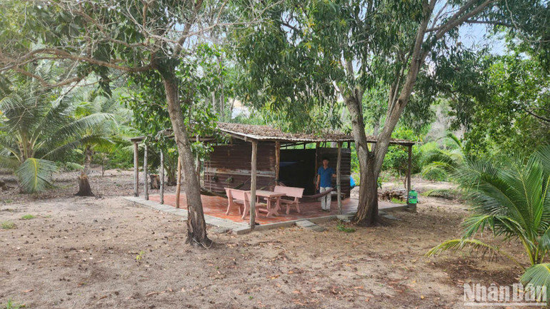 Ông Đặng Thành Lập (địa chỉ khu phố Suối Nước, phường Mũi Né) đang khai hoang diện tích 13,313,3m2. Ông Đặng Thành Lập (địa chỉ khu phố Suối Nước, phường Mũi Né) đang khai hoang diện tích 13,313,3m2.