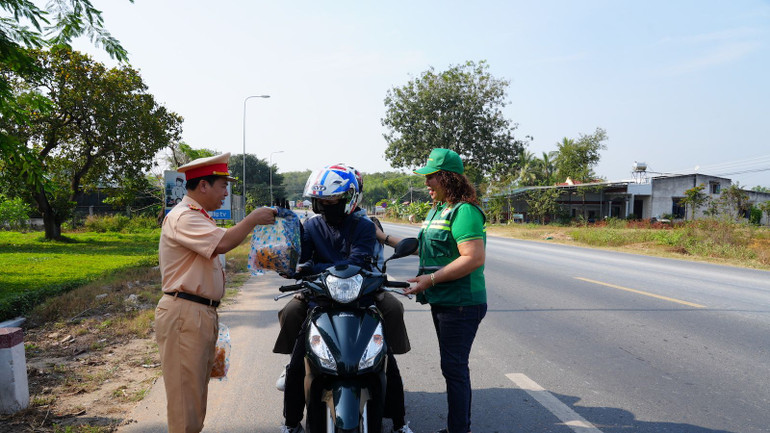 Lực lượng cảnh sát giao thông hỗ trợ người tham gia giao thông. Lực lượng cảnh sát giao thông hỗ trợ người tham gia giao thông.