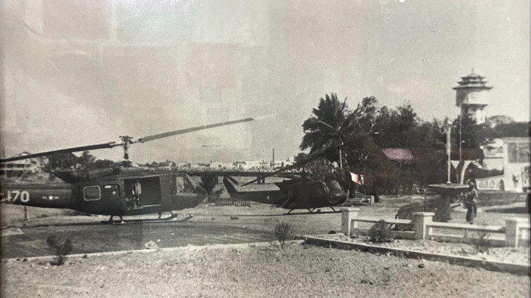 Bọn ngụy quyền tỉnh Bình Thuận lẩn trốn, không kịp ra trực thăng trước sức tấn công của quân giải phóng (tháng 4/1975). (Ảnh tư liệu của Bộ Chỉ huy Quân sự tỉnh Bình Thuận)