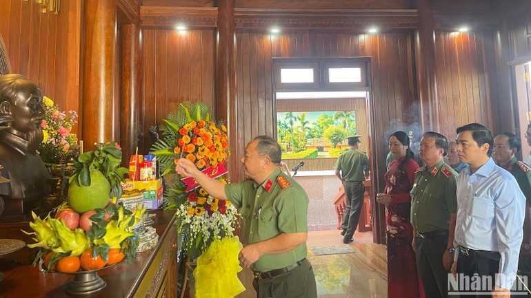 Lãnh đạo tỉnh dâng hương. Lãnh đạo tỉnh dâng hương.