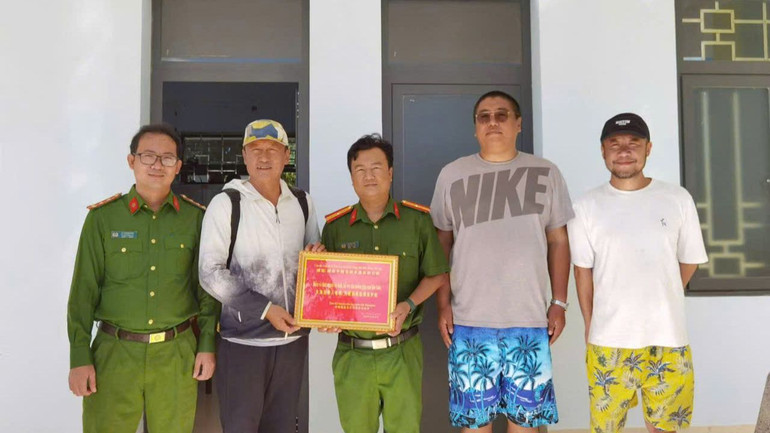 Công an xã Vĩnh Tân nhận thư cảm ơn. Công an xã Vĩnh Tân nhận thư cảm ơn.