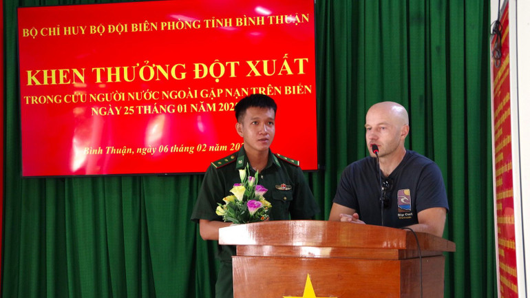 Ông ALEKSANDRA cảm ơn tại buổi lễ. Ông ALEKSANDRA cảm ơn tại buổi lễ.