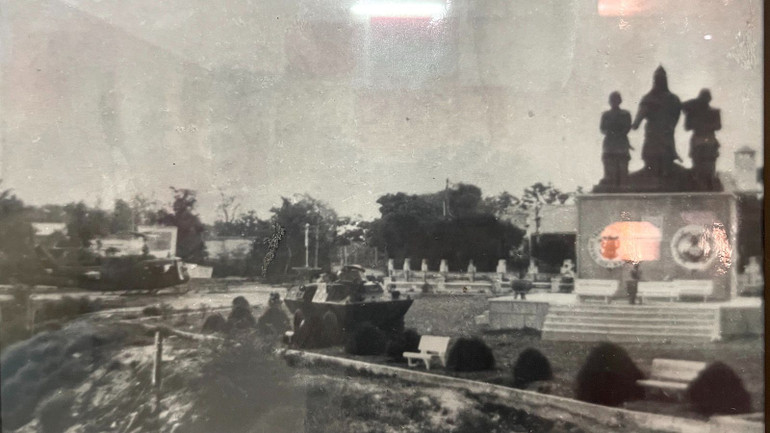 Xe tăng quân giải phóng tiến vào trung tâm thị xã Phan Thiết mùa Xuân năm 1975. (Ảnh tư liệu của Bộ Chỉ huy Quân sự tỉnh Bình Thuận)