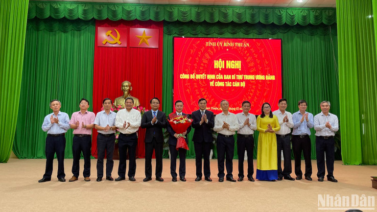 Ban Thường vụ Tỉnh ủy Bình Thuận tặng hoa chúc mừng đồng chí Đỗ Hữu Huy. Ban Thường vụ Tỉnh ủy Bình Thuận tặng hoa chúc mừng đồng chí Đỗ Hữu Huy.