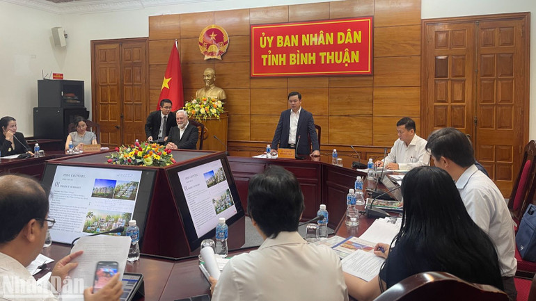 Đồng chí Đỗ Hữu Huy, Chủ tịch Ủy ban nhân dân tỉnh Bình Thuận phát biểu tại hội nghị.