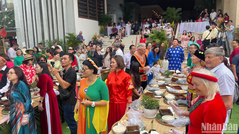 Gần 100 du khách trong nước và quốc tế tham dự cuộc thi.