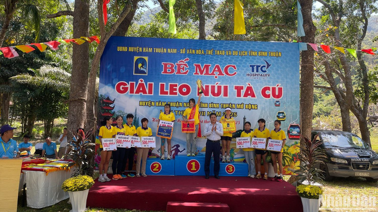 Trao giải cho các vận động viên. Trao giải cho các vận động viên.