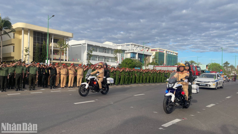 Công an ra quân đợt cao điểm trấn áp tội phạm.