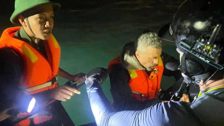 Cán bộ, chiến sĩ đồn Biên phòng Mũi Né và người dân cứu vớt an toàn ông ALEKSANDRA khi đang bị trôi dạt trên biển. Cán bộ, chiến sĩ đồn Biên phòng Mũi Né và người dân cứu vớt an toàn ông ALEKSANDRA khi đang bị trôi dạt trên biển.