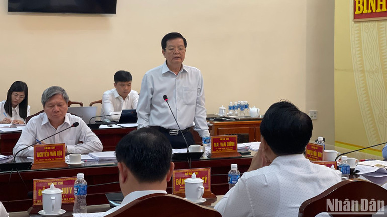 Đồng chí Mai Văn Chính, Ủy viên Trung ương Đảng, Phó Thủ tướng Chính phủ, Phó Trưởng Đoàn Thường trực đoàn kiểm tra góp ý với tỉnh.