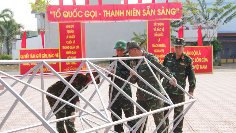 Bộ đội làm cổng trại.