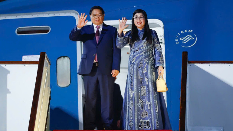 Thủ tướng Phạm Minh Chính và Phu nhân đến Thủ đô Doha. (Ảnh NHẬT BẮC/VGP)