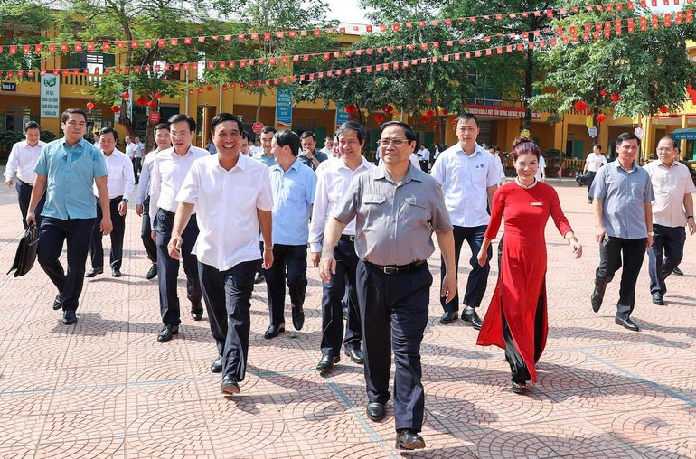 Cùng đi với Thủ tướng có Bộ trưởng, Chủ nhiệm Văn phòng Chính phủ Trần Văn Sơn, Bộ trưởng, Chủ nhiệm Ủy ban Dân tộc Hầu A Lềnh, Bộ trưởng Giáo dục và Đào tạo Nguyễn Kim Sơn, Bí thư Tỉnh ủy Phú Thọ Bùi Minh Châu, lãnh đạo các bộ, ngành, cơ quan Trung ương và địa phương.