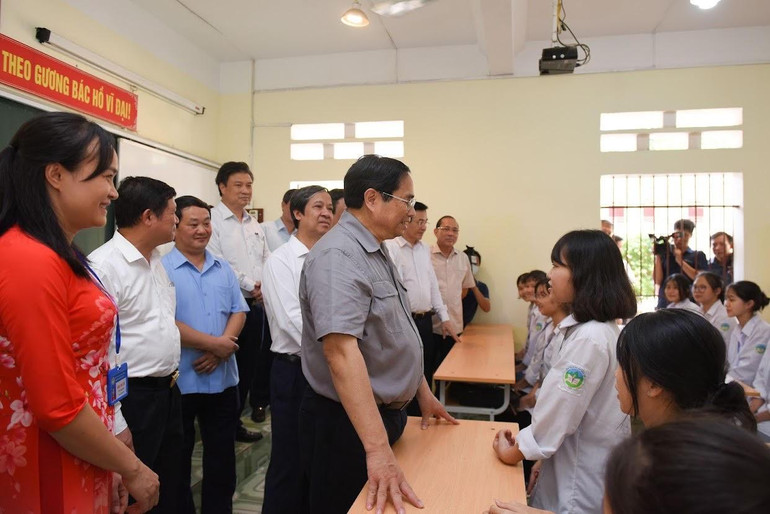 Thủ tướng Phạm Minh Chính động viên, khuyến khích học sinh Trường THPT Yên Lập, huyện Yên Lập.
