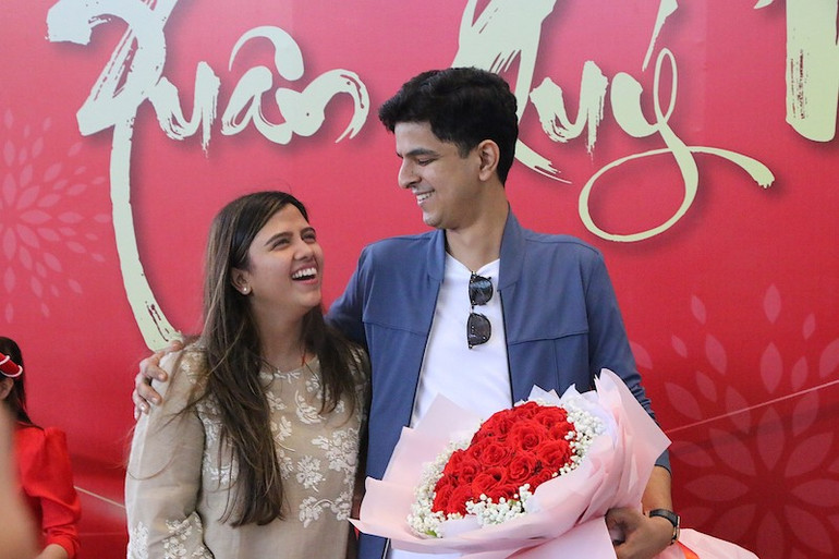 Cặp đôi Tuisha - Gaurav được chào đón, tặng hoa tại Ga đến Quốc tế Sân bay Quốc tế Đà Nẵng sáng 24/1 Cặp đôi Tuisha - Gaurav được chào đón, tặng hoa tại Ga đến Quốc tế Sân bay Quốc tế Đà Nẵng sáng 24/1