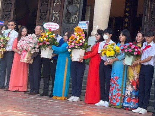 Học sinh tặng thầy cô giáo những lẵng hoa tươi thắm. Học sinh tặng thầy cô giáo những lẵng hoa tươi thắm.