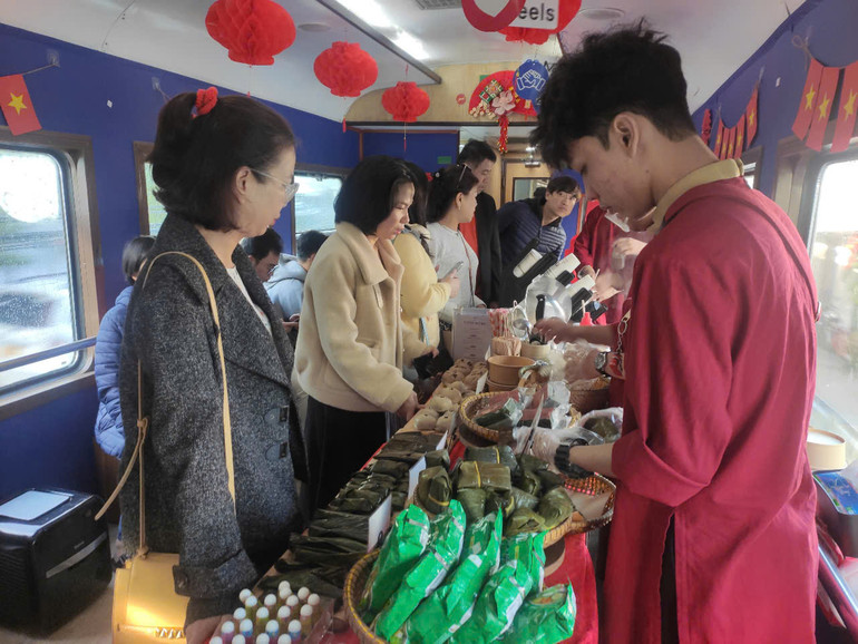 Hành khách thưởng thức ẩm thực.