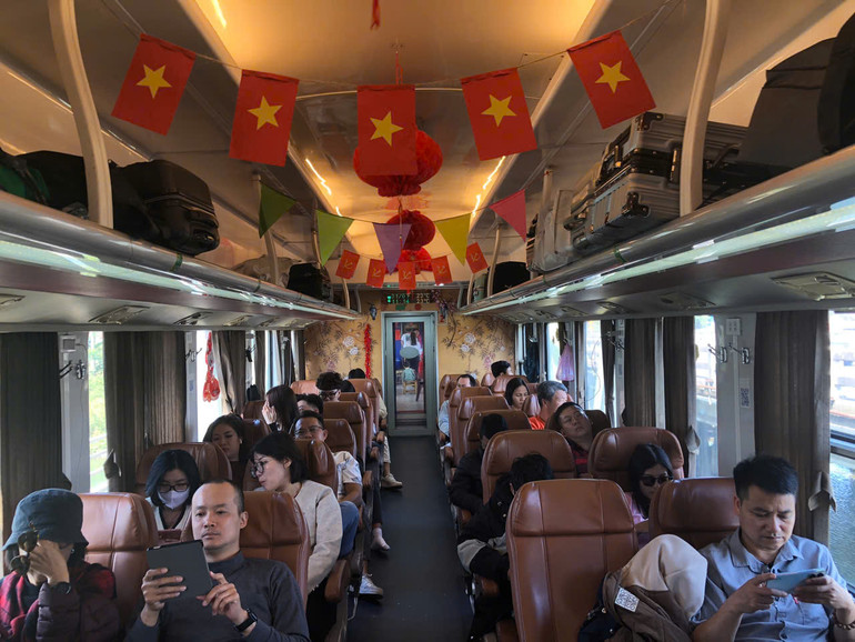 Hành khách du xuân trên tàu Kết nối di sản miền trung.