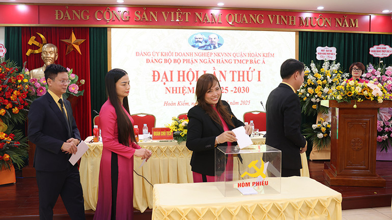 Các đại biểu bỏ phiếu bầu Ban Chấp hành Đảng bộ bộ phận Ngân hàng thương mại cổ phần Bắc Á, nhiệm kỳ 2025-2030.